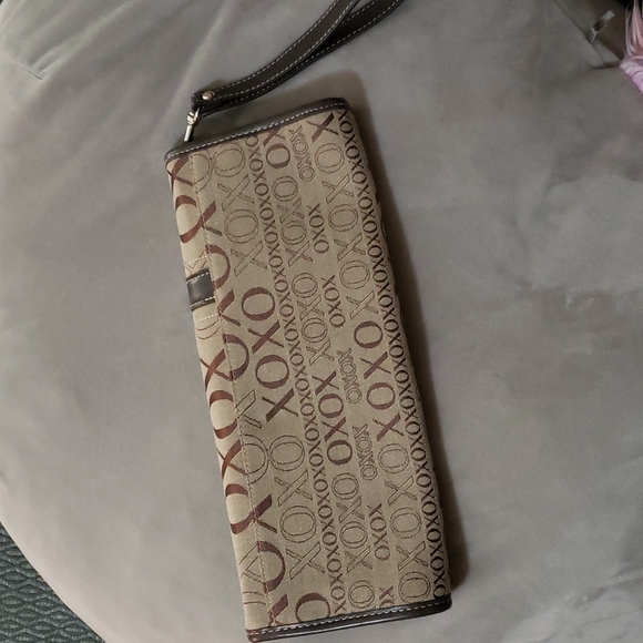 SALE‼️ XOXO clutch - Picture 2 of 6